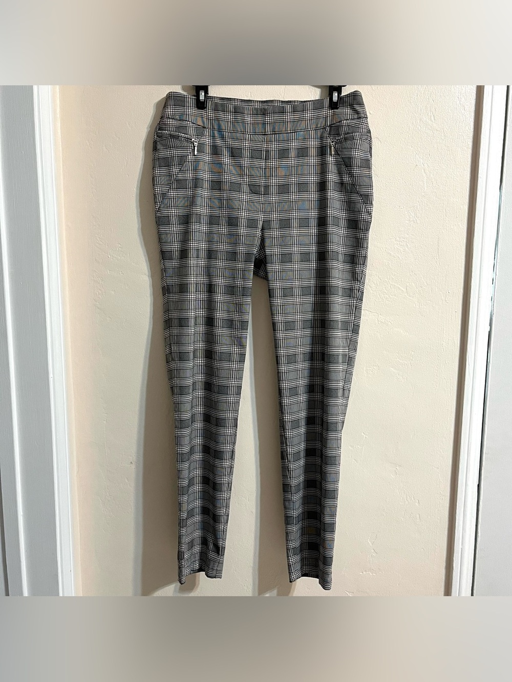 SOHO Apparel Gray & Beige Plaid Ankle Trouser Pants Zip Detail Size Large Preppy